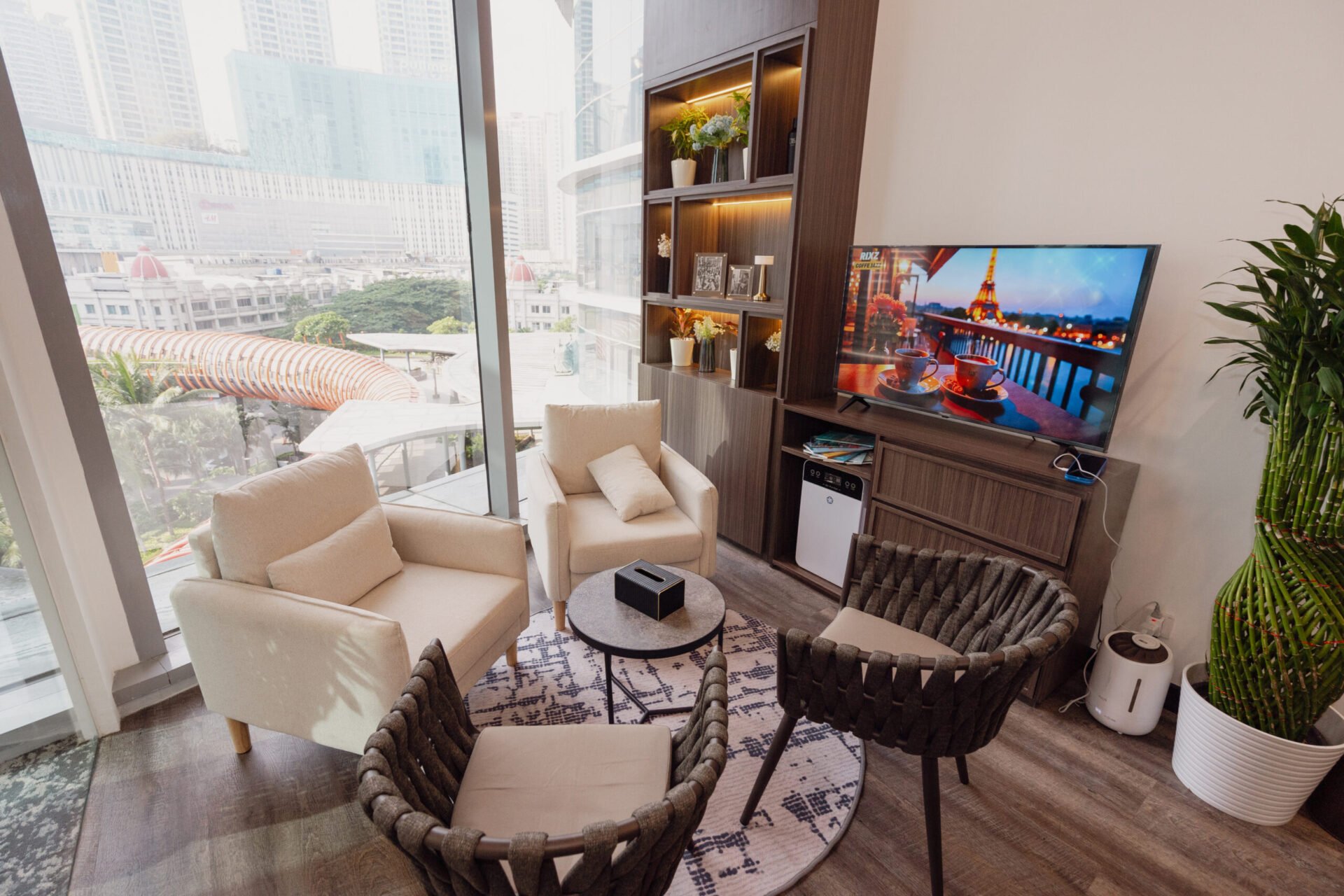 VIP Lounge Wall Street English, meja konsultasi